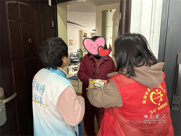 志愿小隊(duì)上門(mén)為轄區(qū)獨(dú)居、高齡老人送去湯圓.jpg